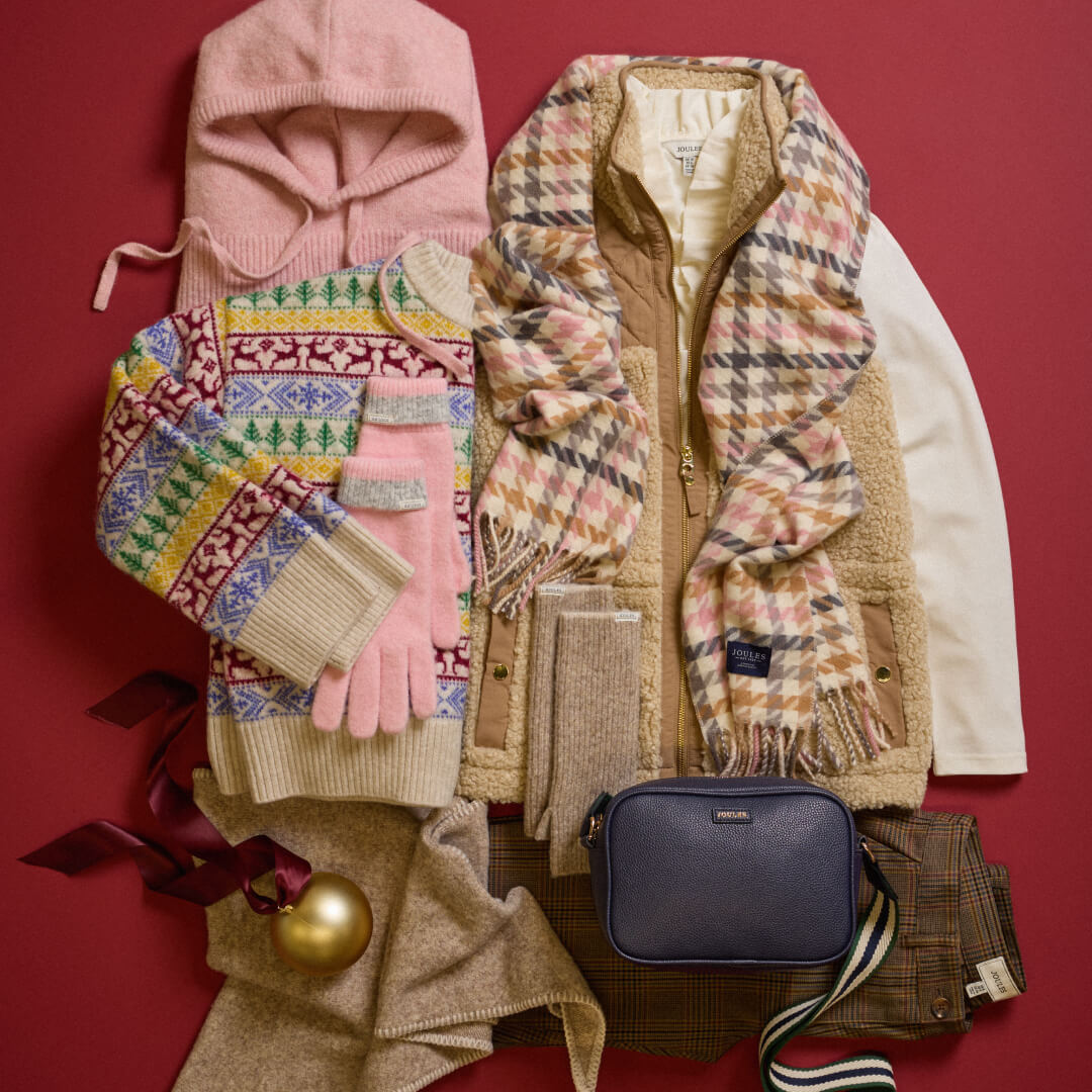 WHAT IS A CAPSULE WARDROBE?